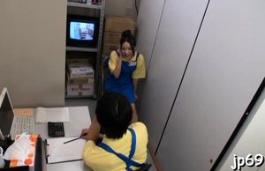 Dilettante chinese employee filmed when